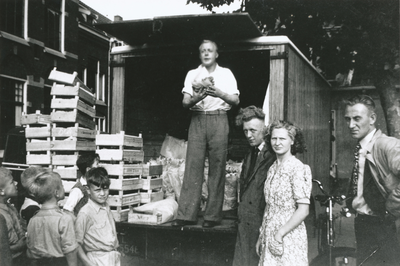 875419 Portret van Jan Korvezee (bloemenhandelaar, Oranjestraat 14bis) in Wijk C te Utrecht, in zijn bloemen- en ...